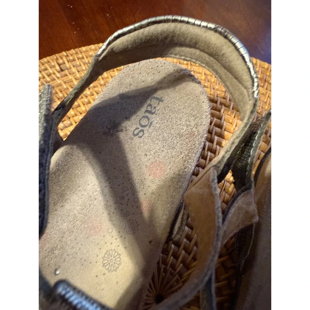 Taos Trulie Silver Metallic Leather Strappy Comfort Sandals Womens